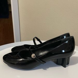 Louis Vuitton Uniform flower heels in size 37